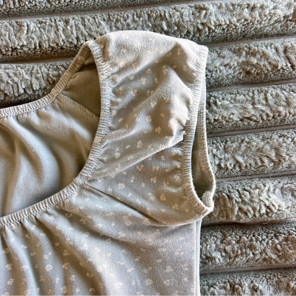 Brandy Melville Green & White Floral Short Sleeve Top- XS/S - Picture 4 of 5